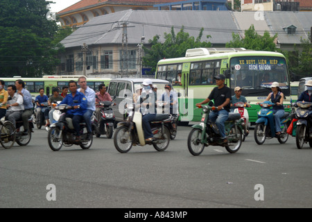 Strada trafficata Saigon Vietnam Foto Stock