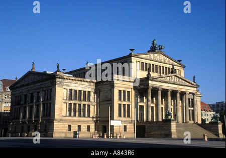 Germania Berlino Schauspielhaus al Gendarmenmarkt è stato progettato dall'architetto tedesco Karl Friedrich Schinkel Foto Stock