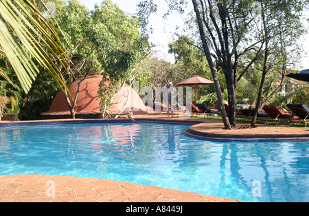 Spettacolare piscina dalle forme libere del progettista Nilaya Hermitage boutique hotel in Goa in India Foto Stock