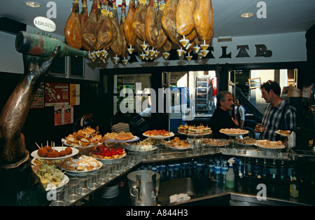 Spagna. Paese basco. San Sebastian. Aralar Bar Restaurante nel quartiere vecchio della citta'. Le persone che si godono la superba pintxos - tapas Foto Stock
