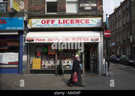 Licenza Off shop nella zona musulmana di Brick Lane, East End di Londra, Inghilterra Foto Stock