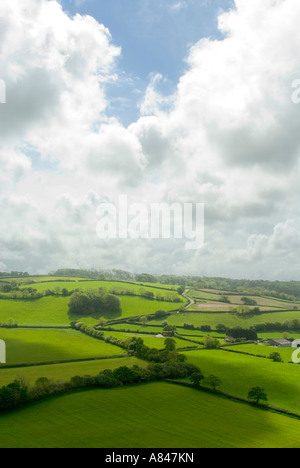 Sole e docce. Doccia nuvole roll over la dolce campagna al grande Torrington, Devon, Inghilterra. Foto Stock