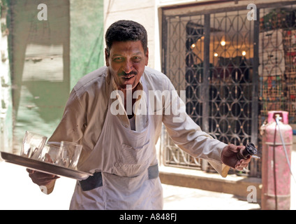 Cameriere accogliente con vassoio di bicchieri in cafe, il Cairo, Egitto Foto Stock