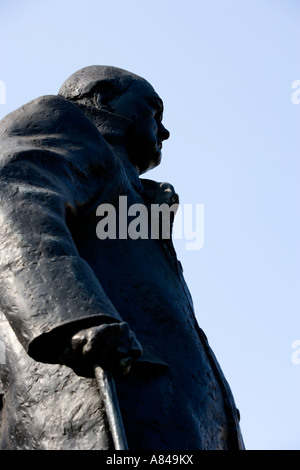 Statua di Sir Winston Churchill in Parlamento i campi impostati contro un luminoso cielo blu. London, England, Regno Unito Foto Stock