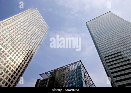 Guardando verso l'alto grattacielo in tre blocchi di uffici di Canary Wharf, London, England, Regno Unito Foto Stock