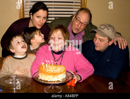 Tre generazioni la famiglia cantare buon compleanno alla nonna età 66. 'St Paul' Minnesota USA Foto Stock