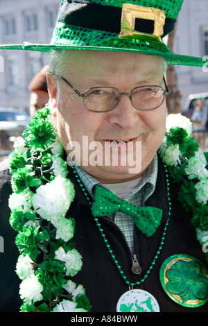 Irish marcher addobbato con ghirlande di verde e garofani bianchi. Il giorno di San Patrizio Parade St Paul Minnesota USA Foto Stock