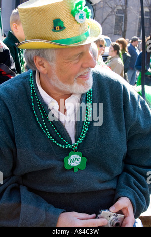 Gentiluomo irlandese 62 anni godendo le feste. Il giorno di San Patrizio Parade St Paul Minnesota USA Foto Stock