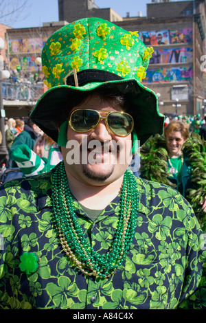 Felice marcher età 45 indossa con fierezza il verde. Il giorno di San Patrizio Parade St Paul Minnesota USA Foto Stock