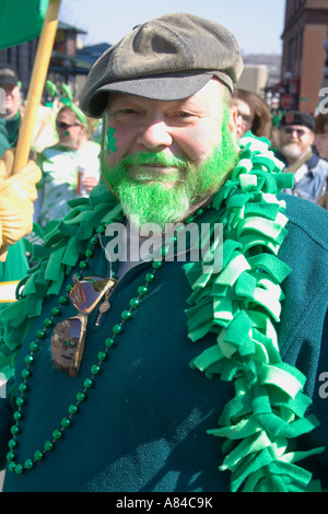 Verde gentiluomo barbuto età 58 indossando una boa. Il giorno di San Patrizio Parade St Paul Minnesota USA Foto Stock