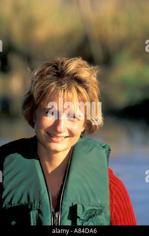 Donna in mare kayak sul fiume Snohomish Washington Foto Stock