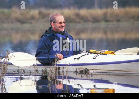 Uomo in mare kayak sul fiume Snohomish Washington Foto Stock