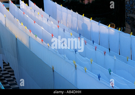 Appendere fuori ad asciugare, lavato casa tenere asciugatura biancheria sul tetto di un hotel di Marrakech. Foto Stock