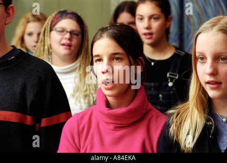La Svezia Örebro coro pratica durante una lezione di musica Foto Stock