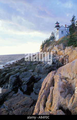 Porto basso luce sulla scogliera che si affaccia sull'Oceano Atlantico porto basso Maine Foto Stock