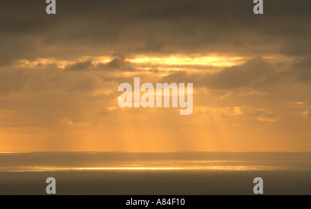 Raggi di sole rompere attraverso le nuvole sopra il golfo di Saint Lawrence Whale Cove Cape Breton Island Nova Scotia Canada Foto Stock