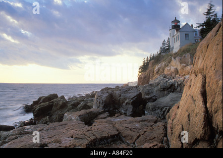 Porto basso luce sulla scogliera che si affaccia sull'Oceano Atlantico porto basso Maine Foto Stock
