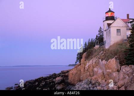 Porto basso luce sulla scogliera che si affaccia sull'Oceano Atlantico porto basso Maine Foto Stock