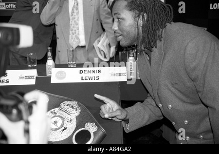 Lennox Lewis alla conferenza stampa dopo diventando indiscusso campione mondiale Foto Stock