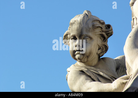Angelo statua in Campo dei Miracoli a Pisa vicino alla Torre di Pisa Toscana Italia Foto Stock