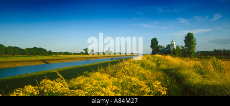 Il faro e il fiume Nene a Sutton Bridge Lincolnshire England Regno Unito Foto Stock