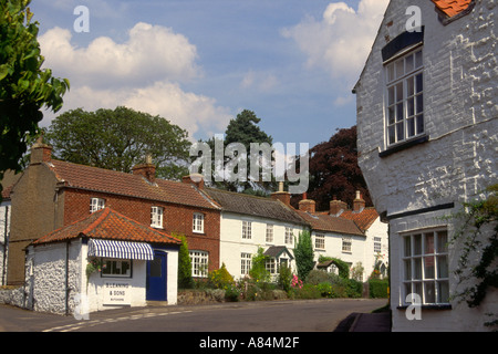 Il centro del villaggio e le macellerie shop a Tealby nel Lincolnshire Wolds England Regno Unito Foto Stock