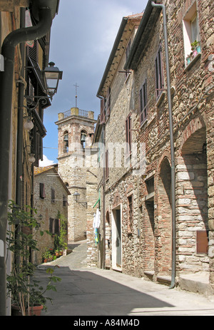Vista sulla strada senza persona di Suvereto, piccolo villaggio in Toscana Italia Foto Stock