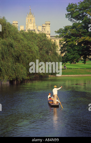 Punting lungo il fiume Cam vicino a St John s College di Cambridge Cambridgeshire Foto Stock