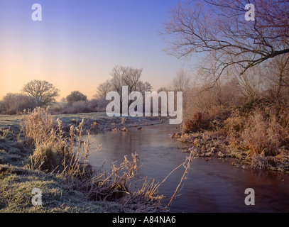 Frosty rive del fiume Nar vicino a Castle Acre Norfolk England Regno Unito Foto Stock