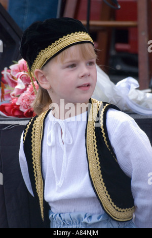 Australian bambini di discendenza greca festeggiare in occasione di una festa in costume tradizionale Foto Stock
