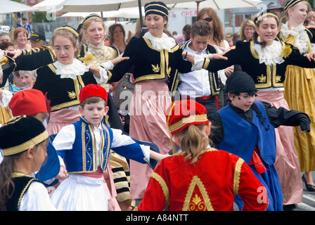 Gli australiani di discendenza greca festeggiare in occasione di una festa con balli in costume tradizionale Foto Stock