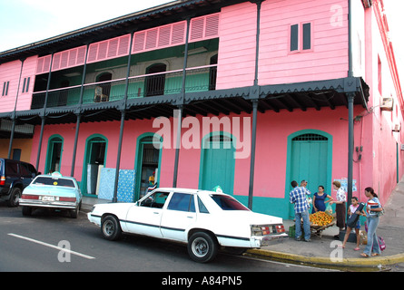 Dipinto luminosamente edificio e mai popolare vettura americana sul lungomare Paseo Orinoco in Ciudad Bolivar, Venezuela Foto Stock