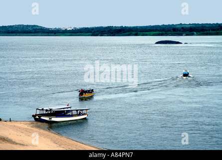 Le piccole navi traghetto persone attraverso il fiume Orinoco a Ciudad Bolívar in Venezuela Foto Stock