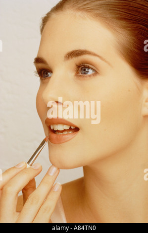 Studio Ritratto di giovane donna modello professionale di applicare il trucco. Foto Stock