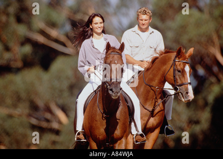 Coppia giovane equitazione. Uno stile di vita all'aperto. Foto Stock