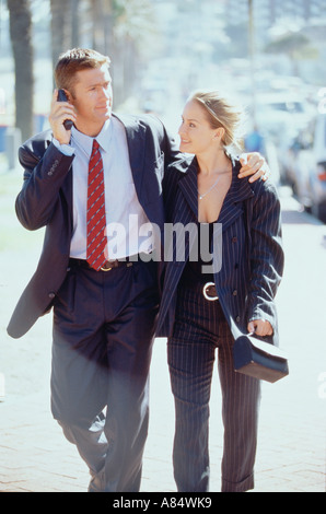 Coppia giovane in business si adatta alle passeggiate all'aperto in città. Foto Stock