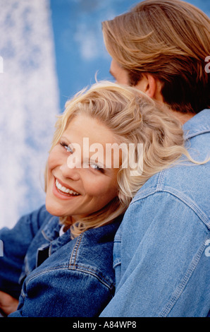 Outdoor ravvicinata di una coppia giovane che indossa blu denim camicie. Foto Stock