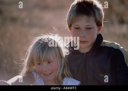Chiudere fino a due bambini. Un ragazzo e una ragazza all'esterno. Foto Stock