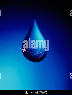 Close-up concetto del Pianeta Terra in goccia d'acqua. Foto Stock