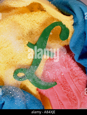 Ancora vita concetto di riciclaggio di denaro. GBP £ simbolo con il lavaggio e la schiuma di sapone. Foto Stock