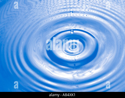 Acqua Splash gocciolina con ondulazioni concentriche. Foto Stock