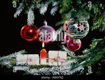 Porpora Сhristmas albero decorazioni insieme sfondo bianco closeup isolato,  violetto trasparente sfere di vetro appendere su filo di raccolta, baubles  lucido Foto stock - Alamy