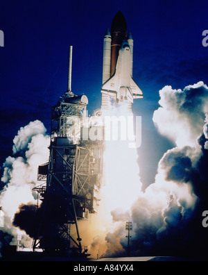 Stati Uniti d'America. Florida. Il Centro Spaziale Kennedy. Lo Space Shuttle Endeavour notturno di lancio. Foto Stock