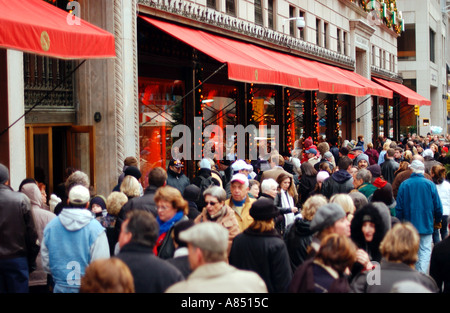 Saks, la Fifth Avenue a Natale, giorno Foto Stock