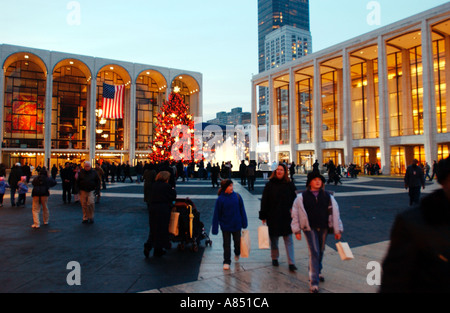 Il Lincoln Center a Natale, crepuscolo Foto Stock