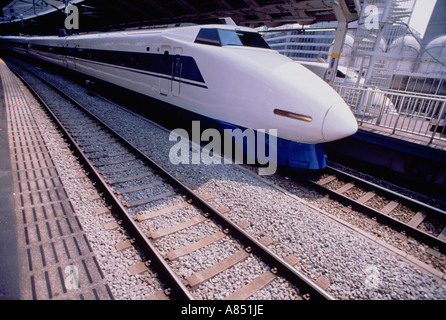 Trasporto locomotore ferroviario di un treno ad alta velocità in Giappone Foto Stock