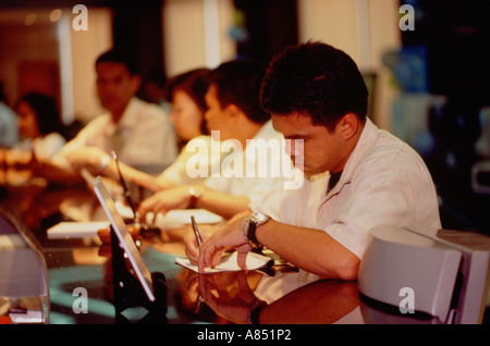 Filippine. Gruppo di persone che lavorano in ufficio. Foto Stock