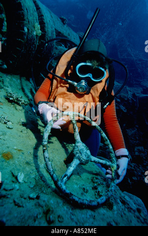 Vanuatu. Santo. Milioni di Dollari di punto. Subacquea WW2 relitto giapponese di attrezzature militari. Subacqueo con il volante. Foto Stock