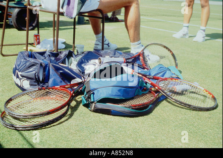 Bordo del campo da tennis in scena con close-up di racchette e giocatori' gambe. Foto Stock