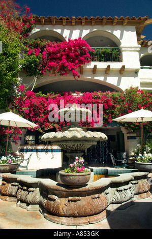 Tropical vegetaion adorna l'architettura spagnola presso il Las Brisas Best Western Resort in Palm Springs California USA Foto Stock